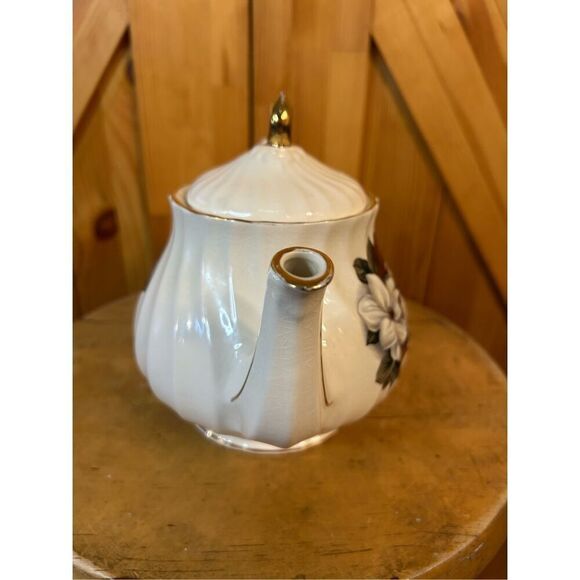 Vtg SADLER 7" Teapot. White Dogwood & Dark Red Roses. Gold Trim. Swirls. (8199) - Picture 5 of 10